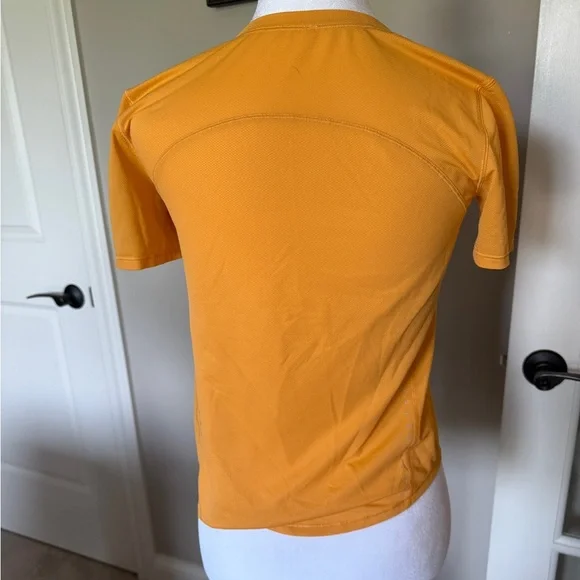 lululemon high neck running and training t-shirt, color
Mango dream, size 2. - Picture 4 of 4
